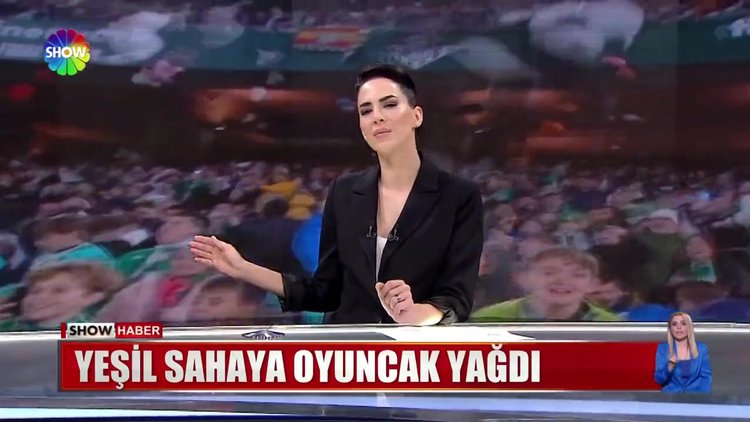 Yeşil sahaya oyuncak yağdı