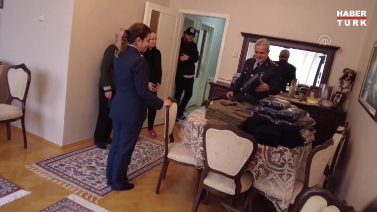 Hatice Nine'nin hediye ettiği bere ve boyunluklar Erzurum'da Mehmetçik'e ulaştı