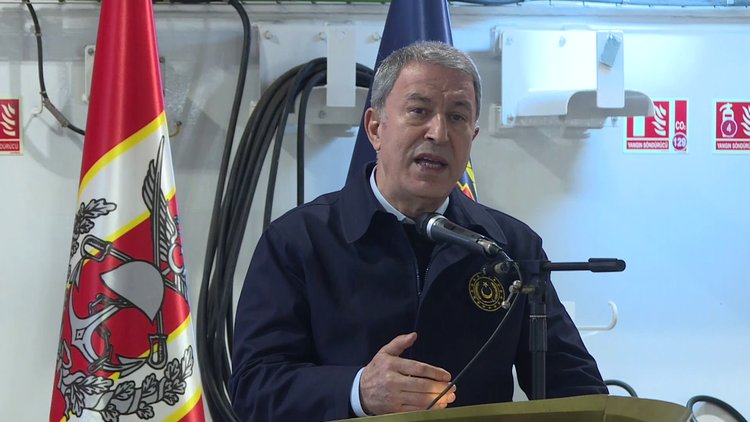 Bakan Akar ve komutanlar dünyanın ilk SİHA gemisinde