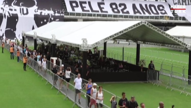 Brezilyalı efsane futbolcu Pele son yolculuğuna uğurlandı