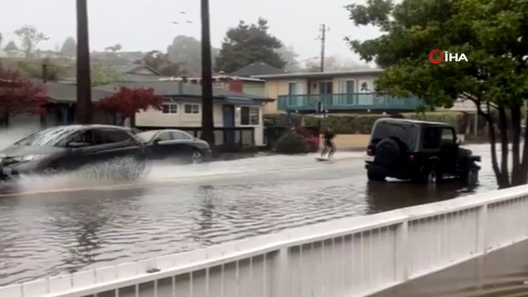 Sel sularında sörf yaptı