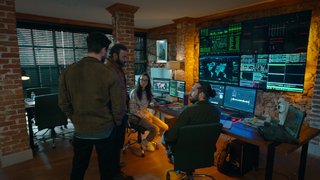 Sipahi ekibi dikkatle Habtor'un telefon konuşmasını dinler, Habtor'un planını öğrenirler.