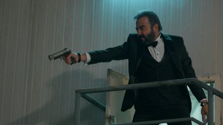 Yıldırım saldırganları yakalamaya çalışır fakat yetişemez.