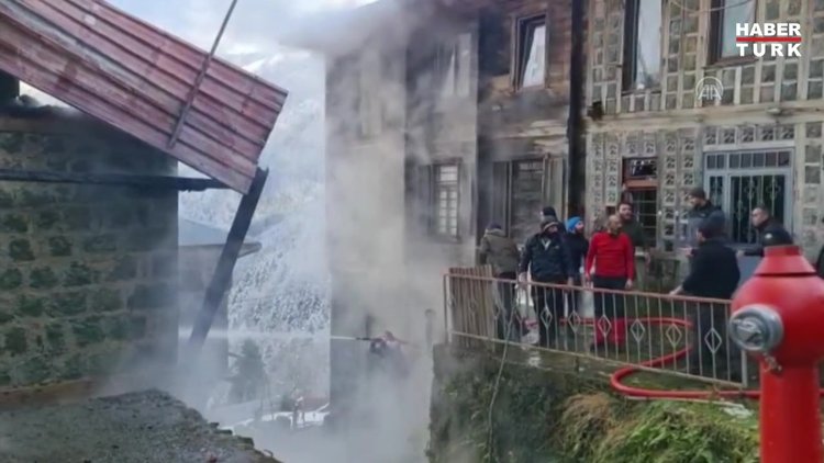 Çamlıhemşin'de çıkan ev yangınında 2 ev, 1 otomobil zarar gördü