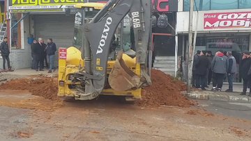 Zam konusunda anlaşamadığı kiracısının dükkanının önüne toprak döktürdü