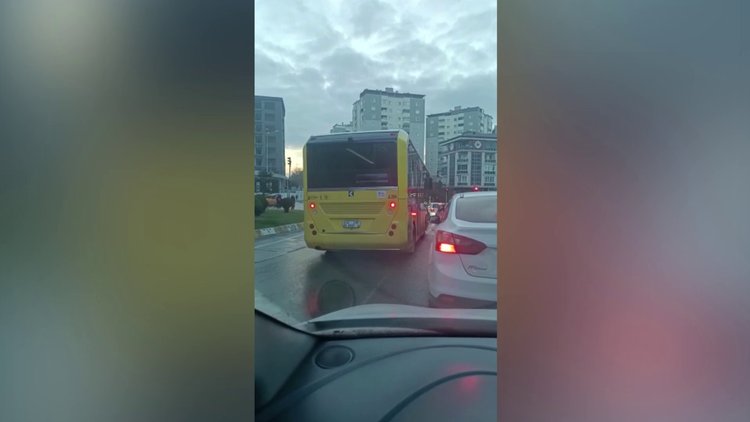 İstanbul'da halk otobüsünden tehlikeli hareket!