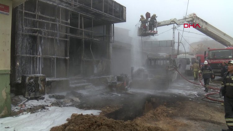 Tuzla'da İSKİ çalışmasında patlayan doğalgaz borusu alev aldı