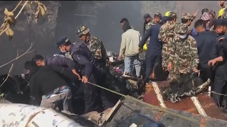 Nepal'de 72 kişiyi taşıyan yolcu uçağı düştü