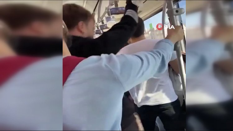 Metrobüste gözlük kavgası kamerada: Kadın yolcu ortalığı birbirine kattı