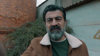 Habtor eşi Jasmin'i görüntülü aradı. Telefon açılınca karşısında Yıldırım'ı gördü. 