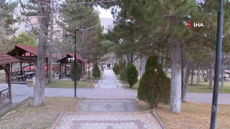 Bir yıl arayla çekilen farklı görüntüler yaşanan kuraklığı gözler önüne serdi