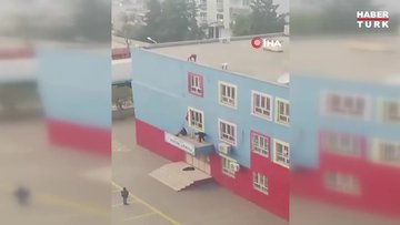 Mardin'de bir okulun çatısına çıkan çocuklar yürekleri ağıza getirdi