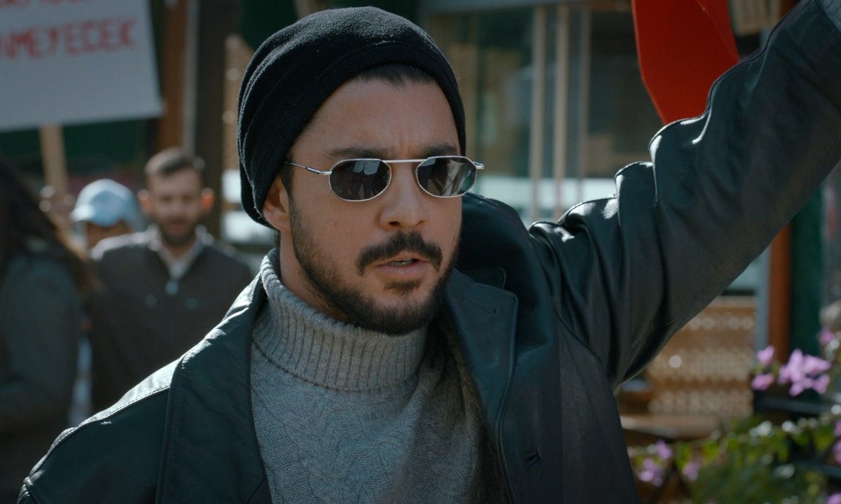 "Korkma, sönmez bu şafaklarda yüzen al sancak!"