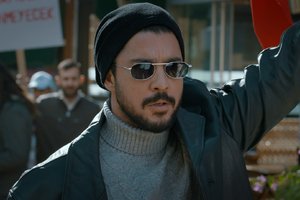 "Korkma, sönmez bu şafaklarda yüzen al sancak!"