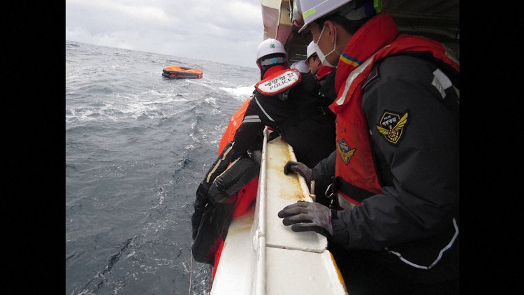 Japonya açıklarında kargo gemisi battı