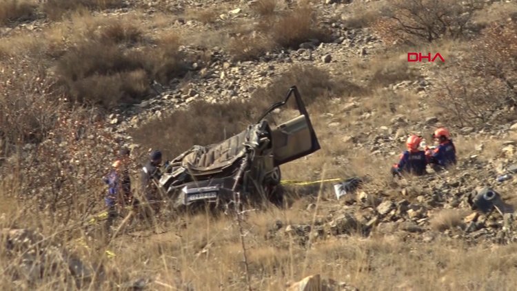 Hafif ticari araç 300 metre yükseklikten uçuruma düştü: 1 ölü