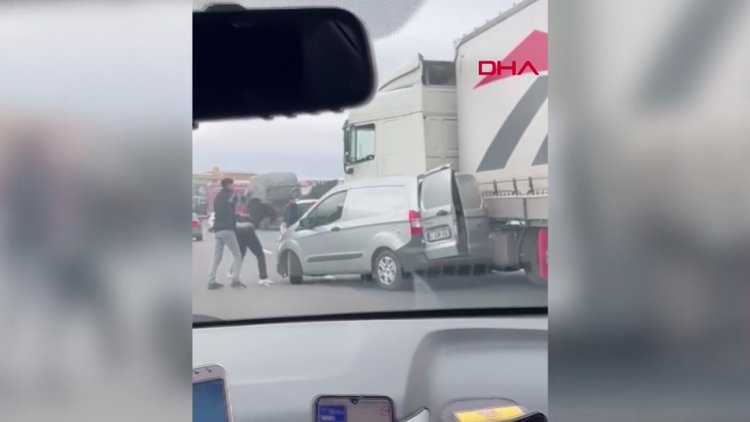 Sultanbeyli TEM'de çekiçli kavga kamerada