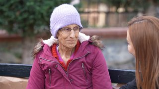  Oğullarının ilgisizliği yüzünden sokaklara düşen, yalnız yaşayan Seher Hanım, parklarda yattığını anlattı.