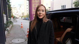 Oğullarının ilgisizliği yüzünden sokaklara düşen, yalnız yaşayan bir kadının hikayesine tanıklık edeceksiniz. 