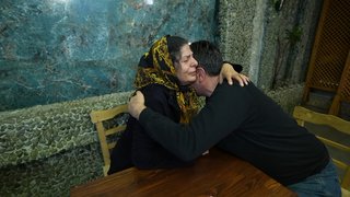 Ahu Sungur, 44 yıldır görüşmeyen anne ile oğlunu kavuşturdu.