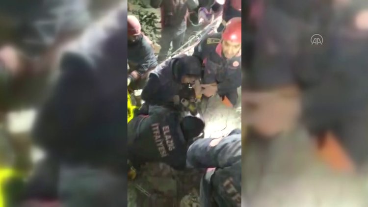 Malatya'da depremden 40 saat sonra 12 yaşındaki Aysima kurtarıldı