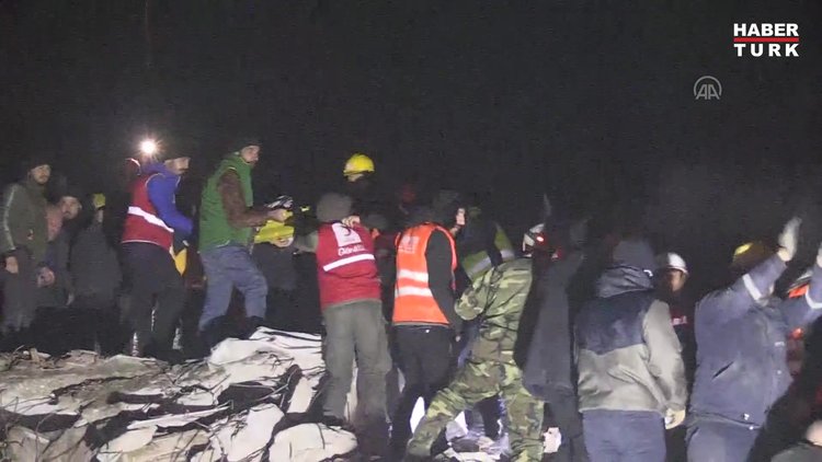 Enkaz altında kalan Mesude öğretmen 49 saat sonra kurtarıldı