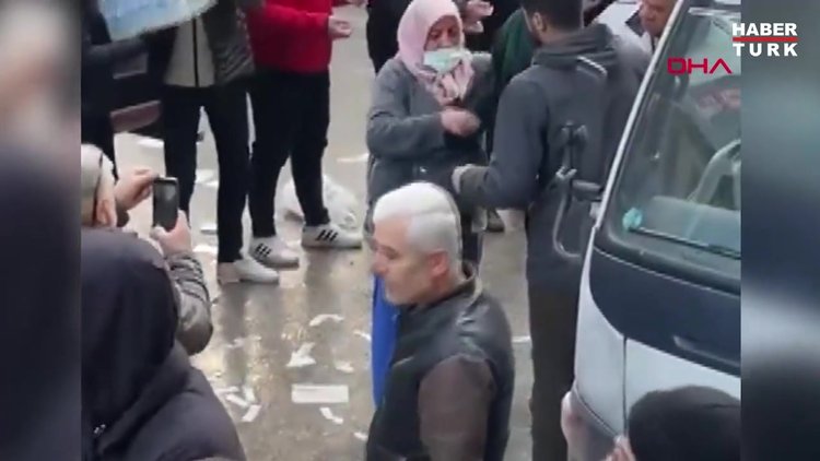 'Elimde sadece bu var' deyip, üzerindeki pardösüyü yardım toplayan görevliye verdi