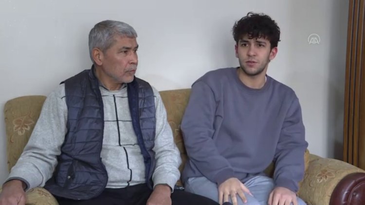 Kurtarıldığında kitaplarını soran lise öğrencisi Gürkan Öztürk enkazdaki bekleyişini kaydetmiş