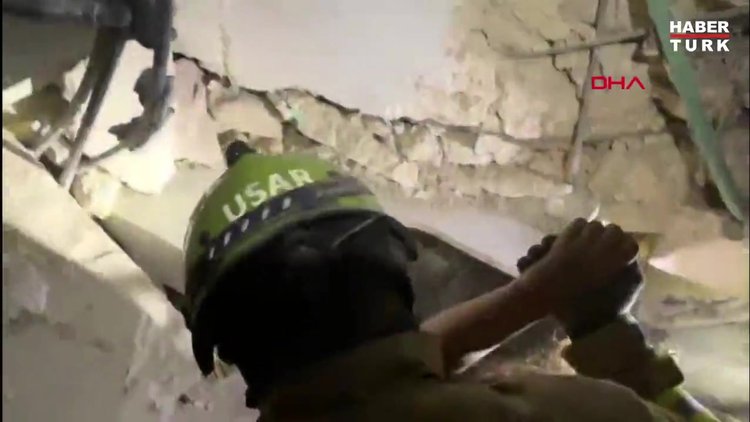 Macar arama kurtarma ekibi, Hatay merkezli Antis Yapı tarafından inşa edilen Rönesans Rezidansı'nın enkazından 12 kişiyi kurtardı