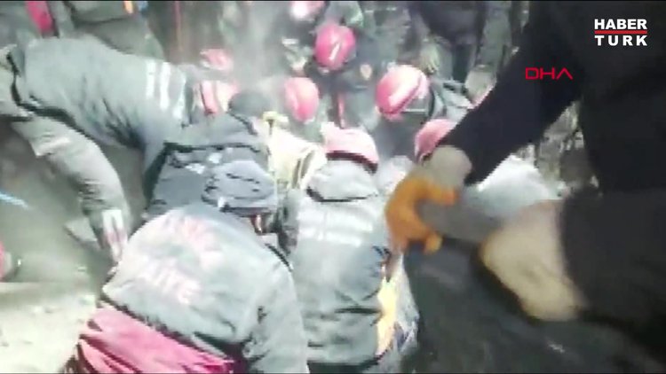 Adıyaman'da enkaz altında kalan 60 yaşındaki kadın 166 saat sonra kurtarıldı