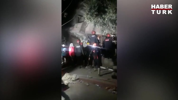 Haluk Levent: Şehit Murat Apaydın caddesinde yıkılan bina. AFAD ekipleri müdahale ediyorlar