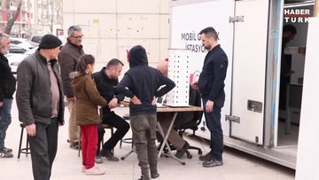 Depremzedeler için mobil gözlük istasyonu kuruldu