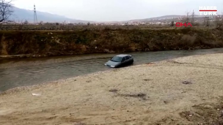 Dereye düşen otomobilini çıkaramayınca bırakıp gitti