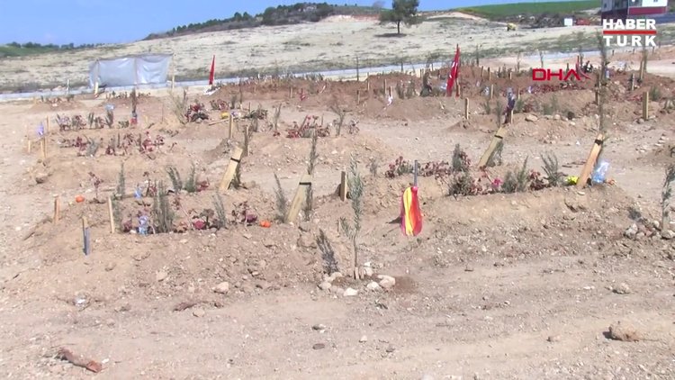 Mezar başlarında oyuncaklar, kıyafetler ve özel eşyalar