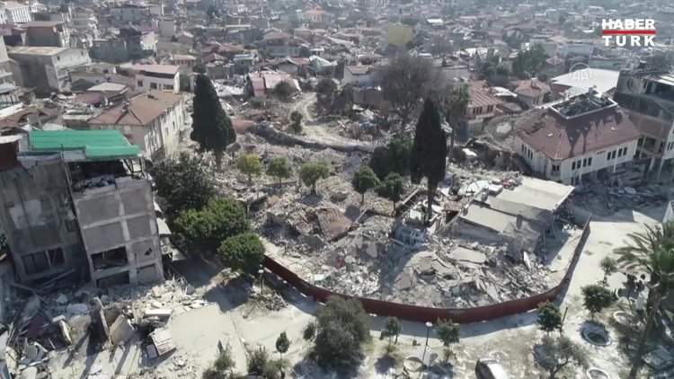 Depremler, tescilli Antakya künefesinin yapıldığı meydanı da yok etti