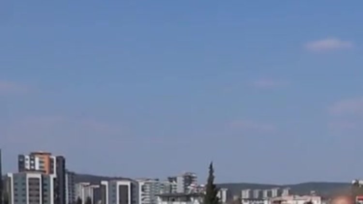 Depremde ağır hasar alan evlerinin yıkılışını gözyaşlarıyla izlediler