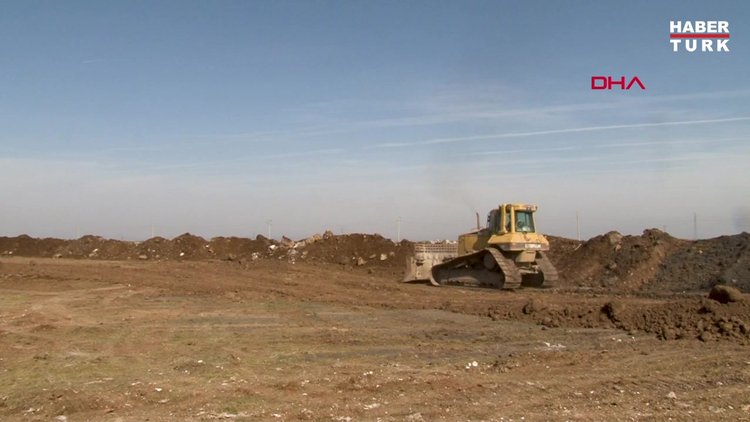 Diyarbakır'da depremde yıkılan binaların molozlarına 'asbest' önlemi