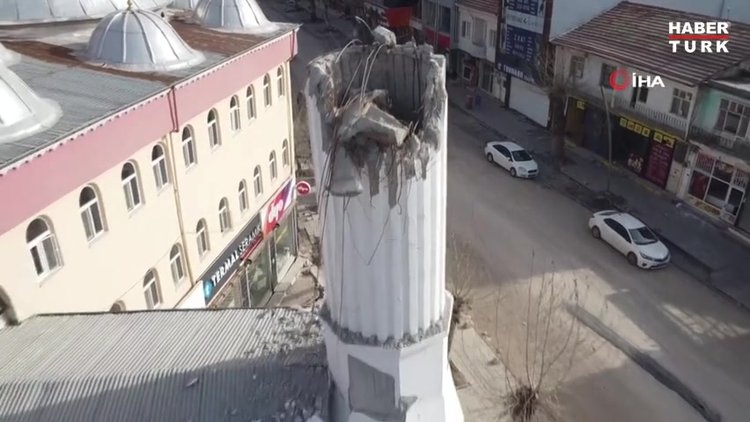 Yıkılan cami minaresi apartmanı ikiye böldü