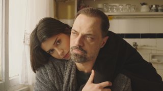 Songül, Sadi’yi kurtarmak için Roberto’yu vermeyi düşünürken Ankara’yla kurduğu irtibattan sonra teslim edemeyeceğini öğrenir. ...