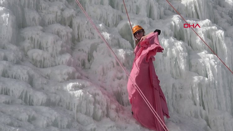 Tatiana, 10 yıldır geldiği Palandöken'de en sevdiği elbisesiyle buz dağına tırmandı