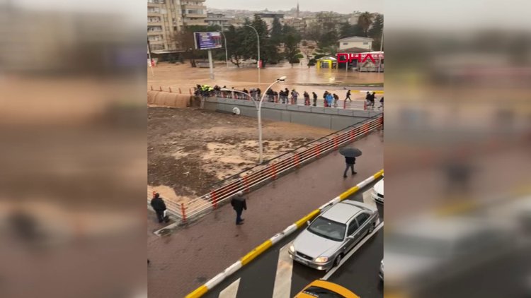 Şanlıurfa'da sağanak sonrası suyla dolan alt geçitte araçlar sıkıştı