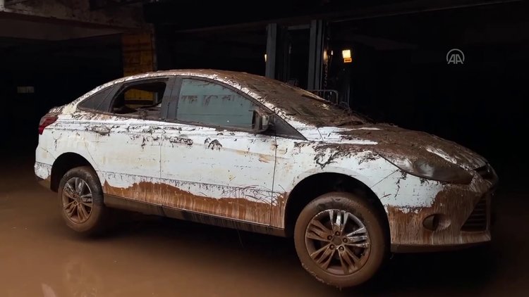 Suyla dolan belediye otoparkındaki araçlar dışarıya çıkarılıyor