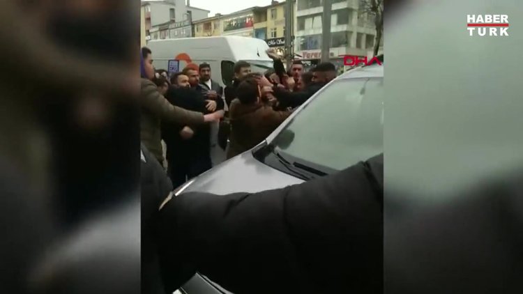 Sultanbeyli'de kaza sonrası yumruklu kavga kamerada