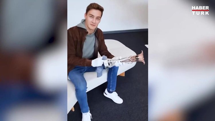 Mercedes, Alonso'nun kupasını bizzat teslim etmiş