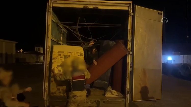 Ev eşyası olduğu söylenen kamyonun kasasında 60 düzensiz göçmen yakalandı