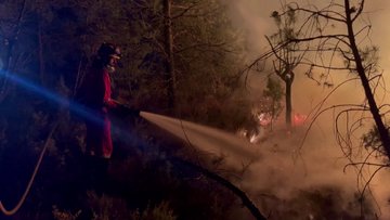  İspanya'da yılın ilk büyük yangını: Çok sayıda kişi evlerinden tahliye edildi