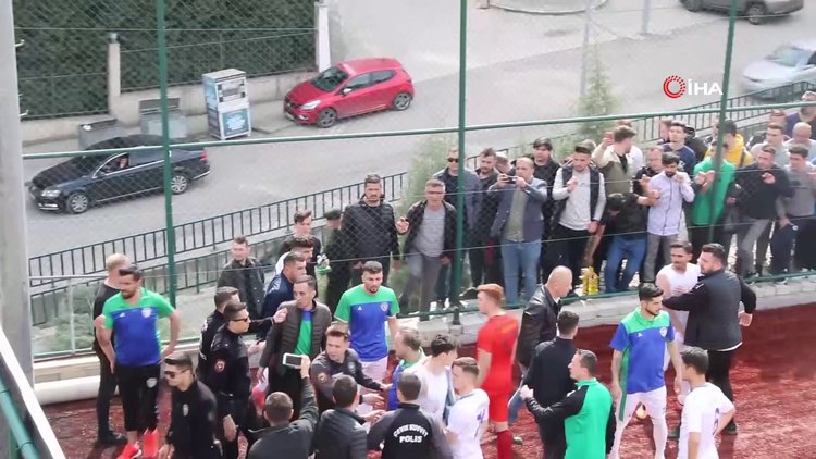 Yenilen takımın yöneticileri hakeme saldırdı