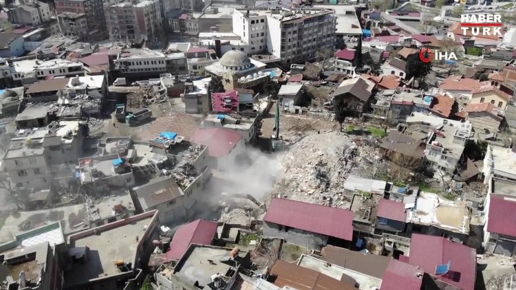 Kahramanmaraş'ta binaların enkaz kaldırma çalışması "dron" ile görüntülendi