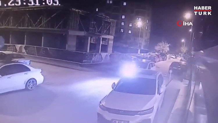 Arkadaşlarıyla tartıştı, taksiden atladı