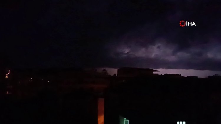 Balıkesir'de gece boyu çakan şimşek gökyüzünü aydınlattı